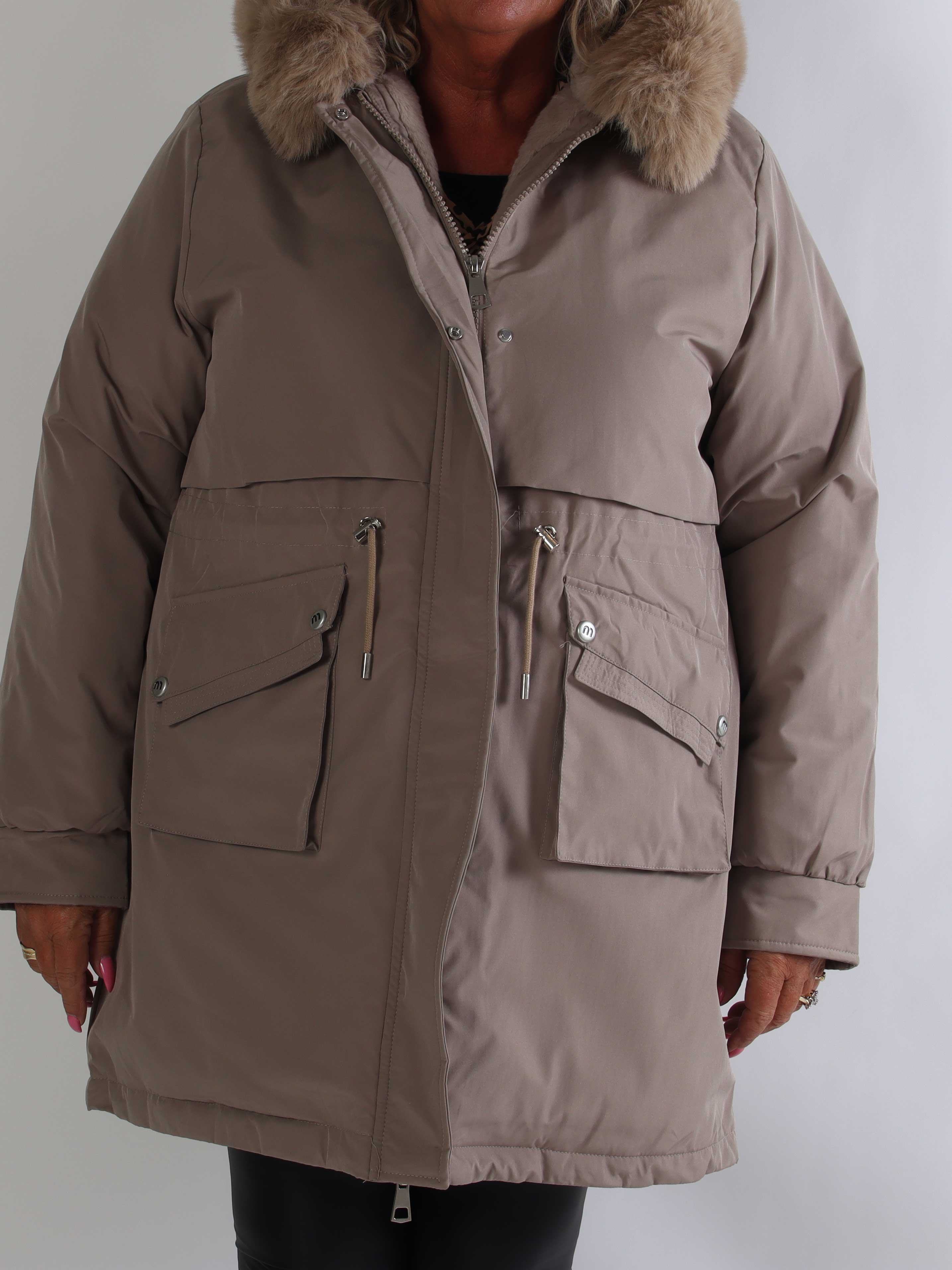 Maple - Varm dynejakke med faux fur hætte